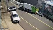 Caminh&atilde;o de lixo perde controle e atinge cinco carros em rua no interior de SP
