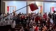 Mastro de bandeira cai sobre fiel durante celebra&ccedil;&atilde;o religiosa em MG