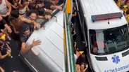 Novo &acirc;ngulo mostra ambul&acirc;ncia tentando atravessar multid&atilde;o em bloco de Calvin Harris em SP