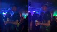 Carlos Miguel, goleiro do Palmeiras, &eacute; flagrado curtindo carnaval em camarote na Sapuca&iacute;