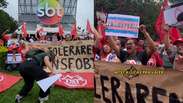 Manifestantes protestam em frente ao SBT ap&oacute;s falas transf&oacute;bicas de Ratinho contra Erika Hilton