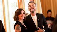 Wagner Moura chega ao tapete vermelho do Oscar 2026 com a esposa