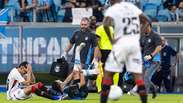 Lateral do Gr&ecirc;mio sofre les&atilde;o grave e deixa campo de ambul&acirc;ncia