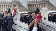 Beb&ecirc; brasileiro vestido de papa recebe b&ecirc;n&ccedil;&atilde;o de Le&atilde;o XIV no Vaticano: 'Que momento!'