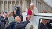 Beb&ecirc; brasileiro vestido de 'mini papa' recebe b&ecirc;n&ccedil;&atilde;o do Papa Le&atilde;o XIV no Vaticano