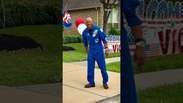 Astronauta da Artemis II &eacute; recebido com festa por vizinhos ao voltar para casa #shorts