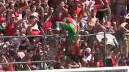 Jogador da Portuguesa comemora gol de t&iacute;tulo em alambrado, que n&atilde;o resiste e cai; veja