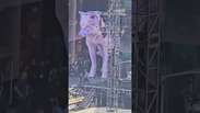 F&atilde;s lotam areia de Copacabana para show de Shakira #shorts