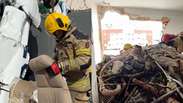 Bombeiros mostram destrui&ccedil;&atilde;o de pr&eacute;dio atingido por avi&atilde;o em Belo Horizonte (MG)