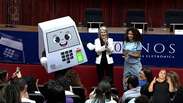 TSE lan&ccedil;a mascote e C&aacute;rmen L&uacute;cia cumprimenta urna eletr&ocirc;nica 'Pilili'