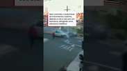 Carro desce sozinho e cai em barranco ap&oacute;s colis&atilde;o no interior de S&atilde;o Paulo #shorts