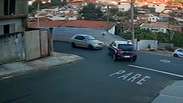 Carro desce sozinho e cai em barranco ap&oacute;s colis&atilde;o no interior de S&atilde;o Paulo