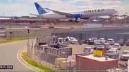 Novas imagens mostram o momento em que avi&atilde;o da United Airlines atinge caminh&atilde;o durante pouso nos EUA