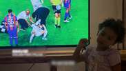 Mavie d&aacute; bronca em jogador que bateu em Neymar durante jogo: 'N&atilde;o pode fazer isso'