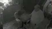 Ed Motta arremessa cadeira durante confus&atilde;o em restaurante no Rio; veja momento