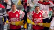 Torcedores do Santa Fe s&atilde;o flagrados fazendo gestos racistas contra corintianos na Libertadores