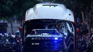 &Ocirc;nibus do Barcelona &eacute; apedrejado pela pr&oacute;pria torcida antes de cl&aacute;ssico