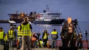 Navio com surto de hantav&iacute;rus inicia desembarque de passageiros 