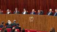 Ao lado de Lula, Alcolumbre n&atilde;o aplaude Jorge Messias durante posse de Nunes Marques no TSE
