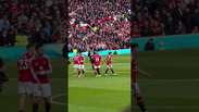Casemiro &eacute; homenageado em Old Trafford em &uacute;ltimo jogo pelo Manchester United