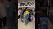 Neymar deixa Neo Qu&iacute;mica Arena vestido com as cores do Brasil ap&oacute;s &uacute;ltimo teste antes da convoca&ccedil;&atilde;o