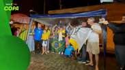 Torcedores 'acampam' em frente ao condom&iacute;nio de Neymar e pedem apari&ccedil;&atilde;o do craque ap&oacute;s convoca&ccedil;&atilde;o