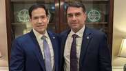 Fl&aacute;vio Bolsonaro se encontra com vice de Trump e secret&aacute;rio de Estado dos EUA em Washington