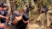 Veja o momento em que sobreviventes deixam caverna inundada no Laos ap&oacute;s 10 dias