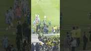 Fora de combate, Neymar n&atilde;o resiste, vai a gramado e chuta bola no Maracan&atilde; #shorts