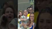 Alerta fofura! Mavie pedindo para as pessoas sa&iacute;rem da frente de Neymar