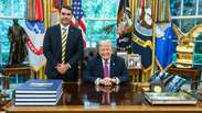 Trump posta foto com Fl&aacute;vio Bolsonaro horas ap&oacute;s proposta de taxa&ccedil;&atilde;o ao Brasil: 'Jovem inteligente'