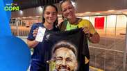 Adolescente f&atilde; de Neymar chora por n&atilde;o conseguir foto e revela como vai comemorar o hexa