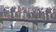 Turista pula nas &aacute;guas das Cataratas do Igua&ccedil;u para pegar celular