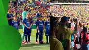 Torcida brasileira em Cleveland mant&eacute;m o coro do Hino Nacional ap&oacute;s banda parar de tocar