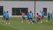 Paquet&aacute; fica no ch&atilde;o e levanta mancando ap&oacute;s levar pis&atilde;o de Vini Jr em treino da Sele&ccedil;&atilde;o