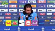 Alisson n&atilde;o hesita e atende a pedido de rep&oacute;rter para &lsquo;gastar ingl&ecirc;s&rsquo; em coletiva; veja o momento