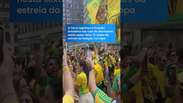 Brasileiros fecham Times Square com bandeira&ccedil;o antes de estreia na Copa #shorts