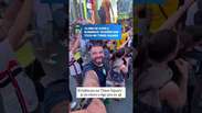 Clima de copa e romance! 'Evid&ecirc;ncias' toca na Times Square