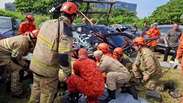 Bombeiros divulgam imagens dos destro&ccedil;os de colis&atilde;o de helic&oacute;pteros no Rio
