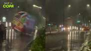 Bola gigante da Copa do Mundo rola durante tempestade e invade rua em El Salvador; veja