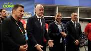Infantino discursa em vesti&aacute;rio do Ir&atilde; e ouve desabafo de t&eacute;cnico: &lsquo;Falta de humanidade&rsquo;