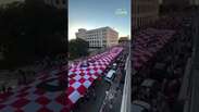 Torcida da Cro&aacute;cia estende bandeira gigante e faz caminhada nas ruas de Dallas #shorts