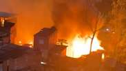 Inc&ecirc;ndio de grandes propor&ccedil;&otilde;es atinge Parais&oacute;polis e danifica ao menos 10 barracos
