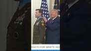 Trump se atrapalha ao colocar medalha de honra em veterano de guerra na Casa Branca #shorts