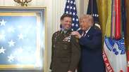 Trump se atrapalha ao entregar medalha a veterano de guerra nos EUA