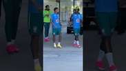 Dupla do hexa? Vini Jr. e Neymar entram juntos para treino em meio &agrave; expectativa de estreia