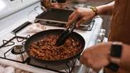 Veja os truques infal&iacute;veis para evitar que alimentos grudem na panela
