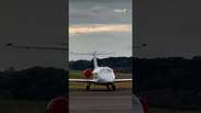 Avi&atilde;o 'desce de lado' ap&oacute;s fortes ventos em aeroporto