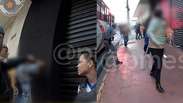 V&iacute;deo mostra o momento em que PMs libertam ref&eacute;ns ap&oacute;s &ocirc;nibus ser sequestrado em SP