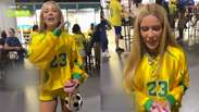Karoline Lima deixa o est&aacute;dio de chinelo e com 'meio p&eacute; para fora'